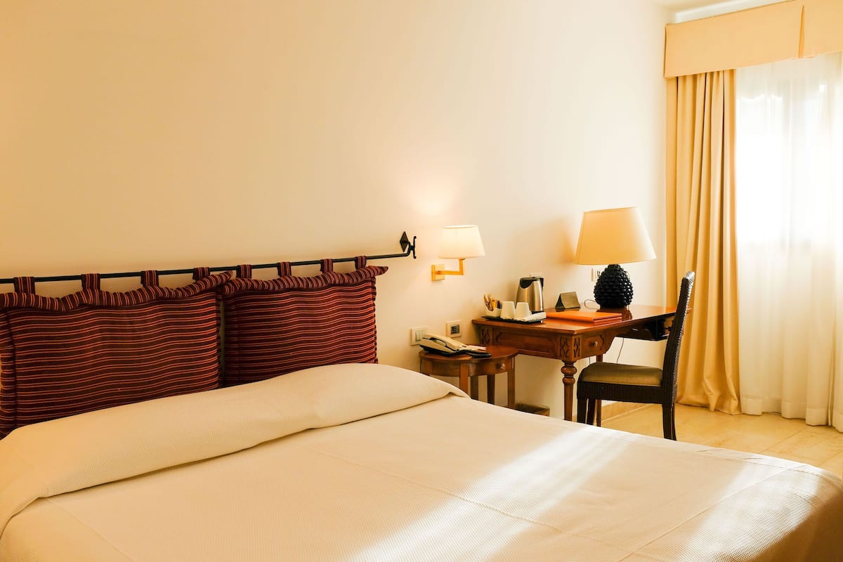 Standard Room, 1 Double or 2 Twin Beds | Egyptian cotton sheets, premium bedding, down comforters, minibar