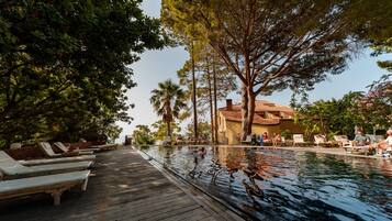 Una piscina al aire libre (de 09:00 a 19:00), sombrillas, tumbonas