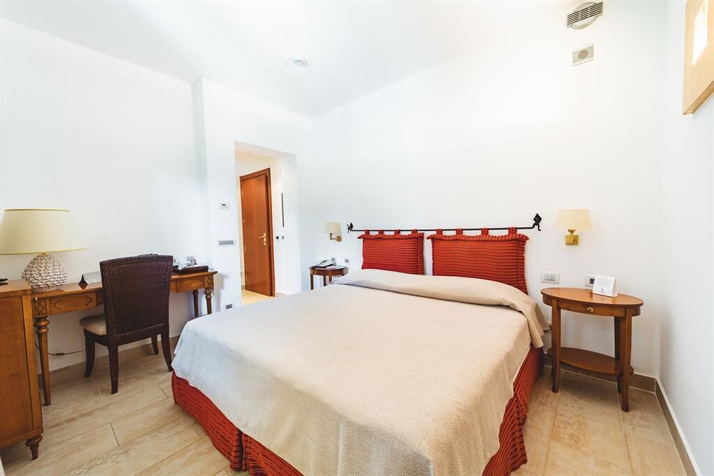 Egyptian cotton sheets, premium bedding, down comforters, minibar