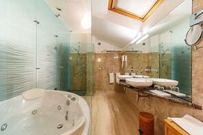 Suite | Baño | Artículos de higiene personal gratuitos, secador de pelo, bidé y toallas