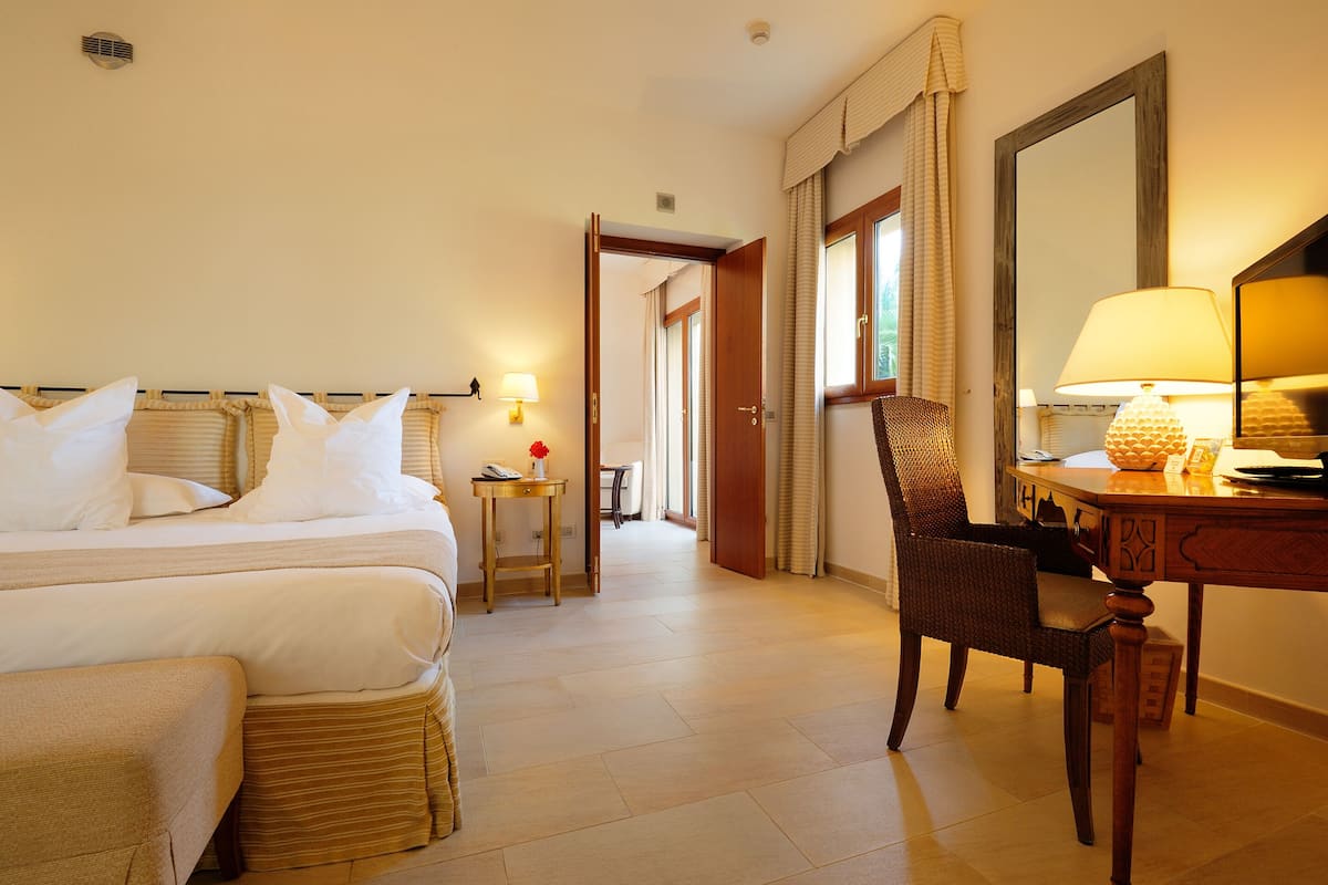 Suite Classic | Egyptian cotton sheets, premium bedding, down comforters, minibar