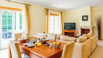 Villa superior, 3 habitaciones, piscina privada, en la zona del jardín | Comedor