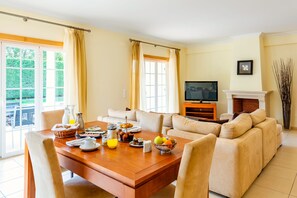 Superior Villa, 3 Bedrooms, Private Pool, Garden Area | Dining room