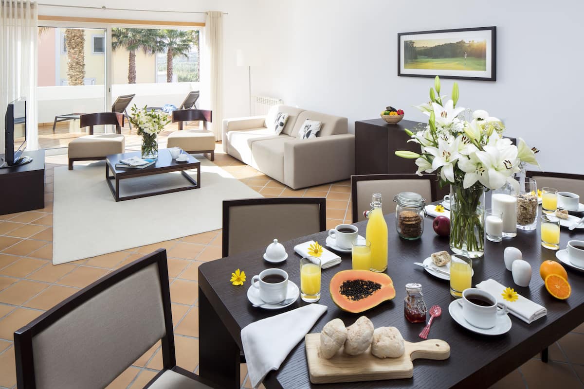 Superior Townhome, 2 Bedrooms, Pool View, Beachside | Ruang tamu | TV