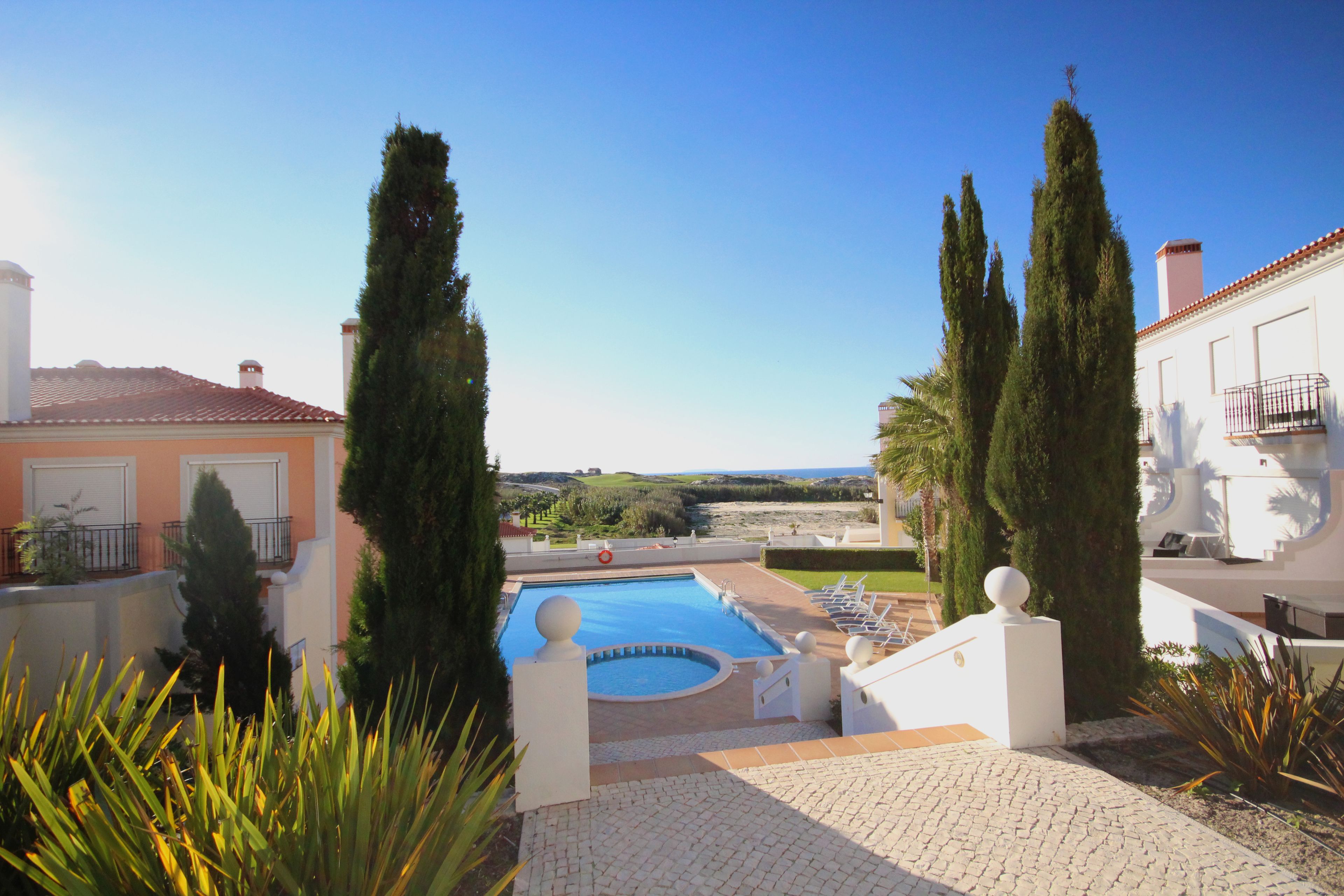 10 outdoor pools, sun loungers