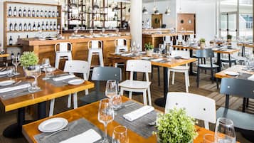 2 restaurants; s'hi serveixen esmorzars, dinars i sopars