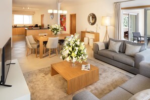 TV - The Village Praia d'El Rey Golf & Beach Resort (Obidos)