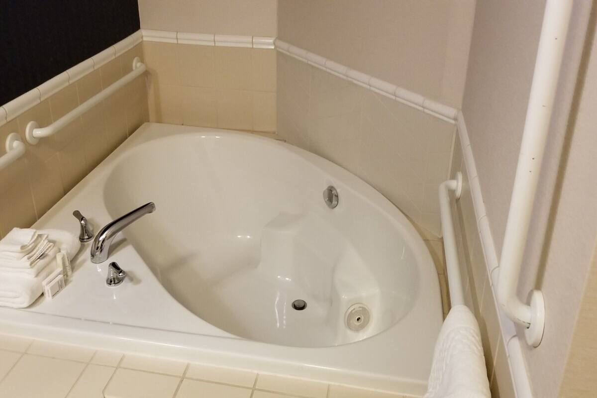 room, 1 king bed, pool access | private spa tub