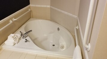 Quarto, 1 cama King, acesso à piscina | Banheira de hidromassagem particular