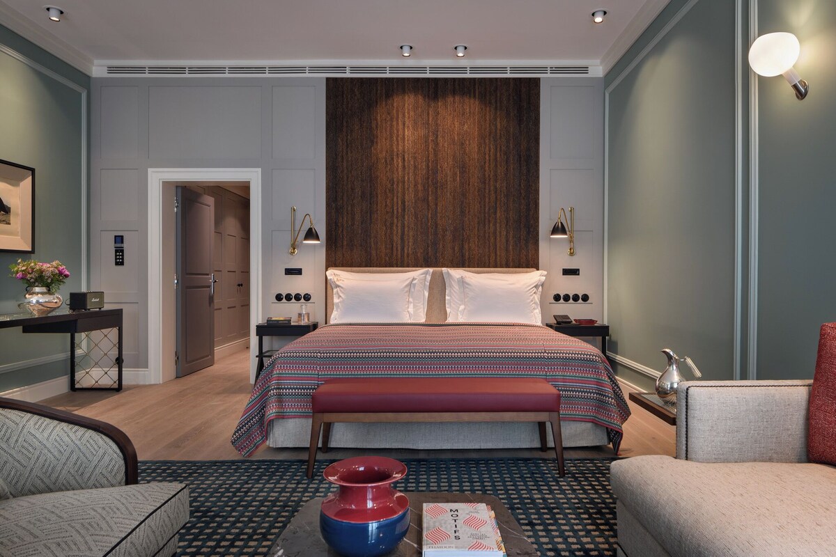Junior suite | Een minibar, een kluis op de kamer, een bureau, verduisterende gordijnen