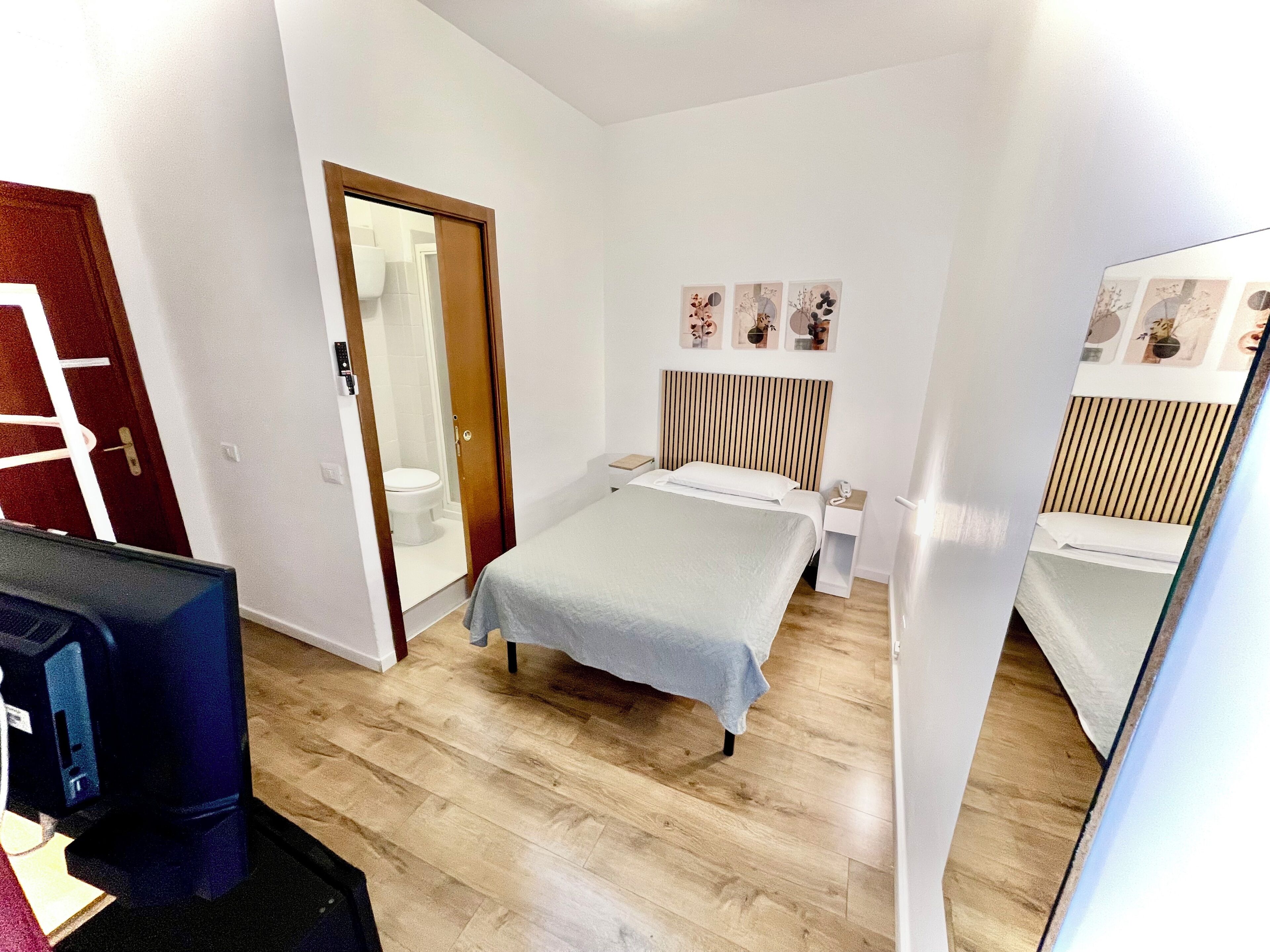 Single Room | Minibar, individually decorated, individually furnished, desk