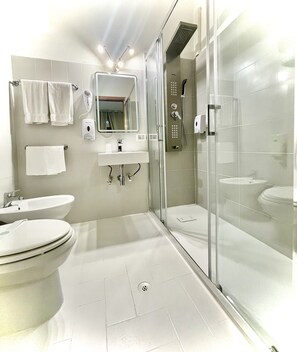 A modern bathroom with a glass-enclosed shower, a sink, and a toilet. - Hotel Sant'Ercolano (Perugia)