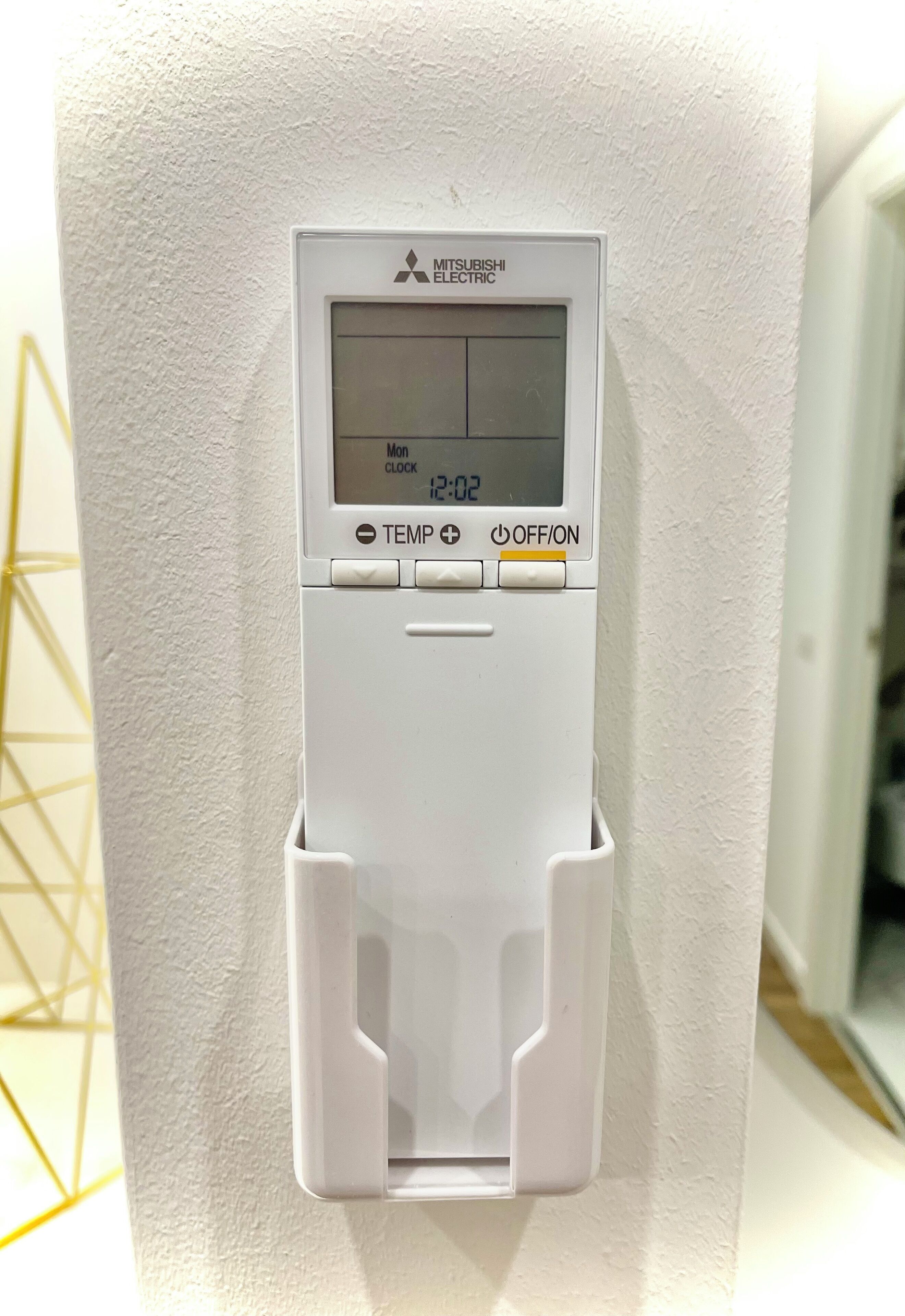 Mitsubishi Electricin termostaatti on asennettu kuvioituun seinään.