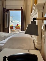 Minibar, decoración personalizada, muebles diferentes y escritorio 