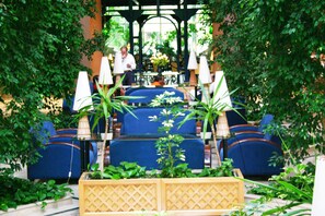 Coin salon dans le hall