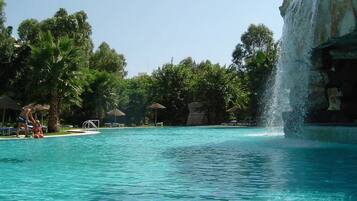 Indoor pool, 2 outdoor pools