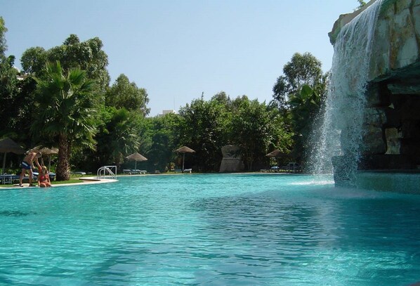 Piscine couverte, 2 piscines extérieures