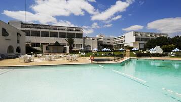 من حمّامات السباحة المغطاة، حمّام سباحة خارجي