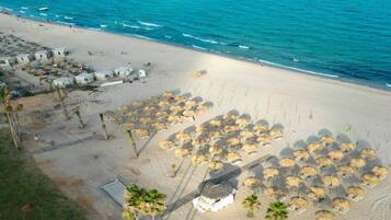 Plage privée, sable blanc, cabines gratuites, chaises longues