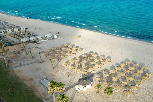 Playa privada, playa de arena blanca y camas de playa gratuitas 
