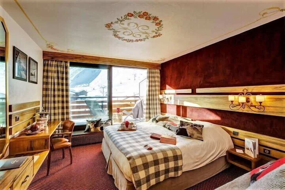 Double Room, 1 Double or 2 Single Beds (Slopes view) | Hypo-allergenic bedding, in-room safe, individually decorated