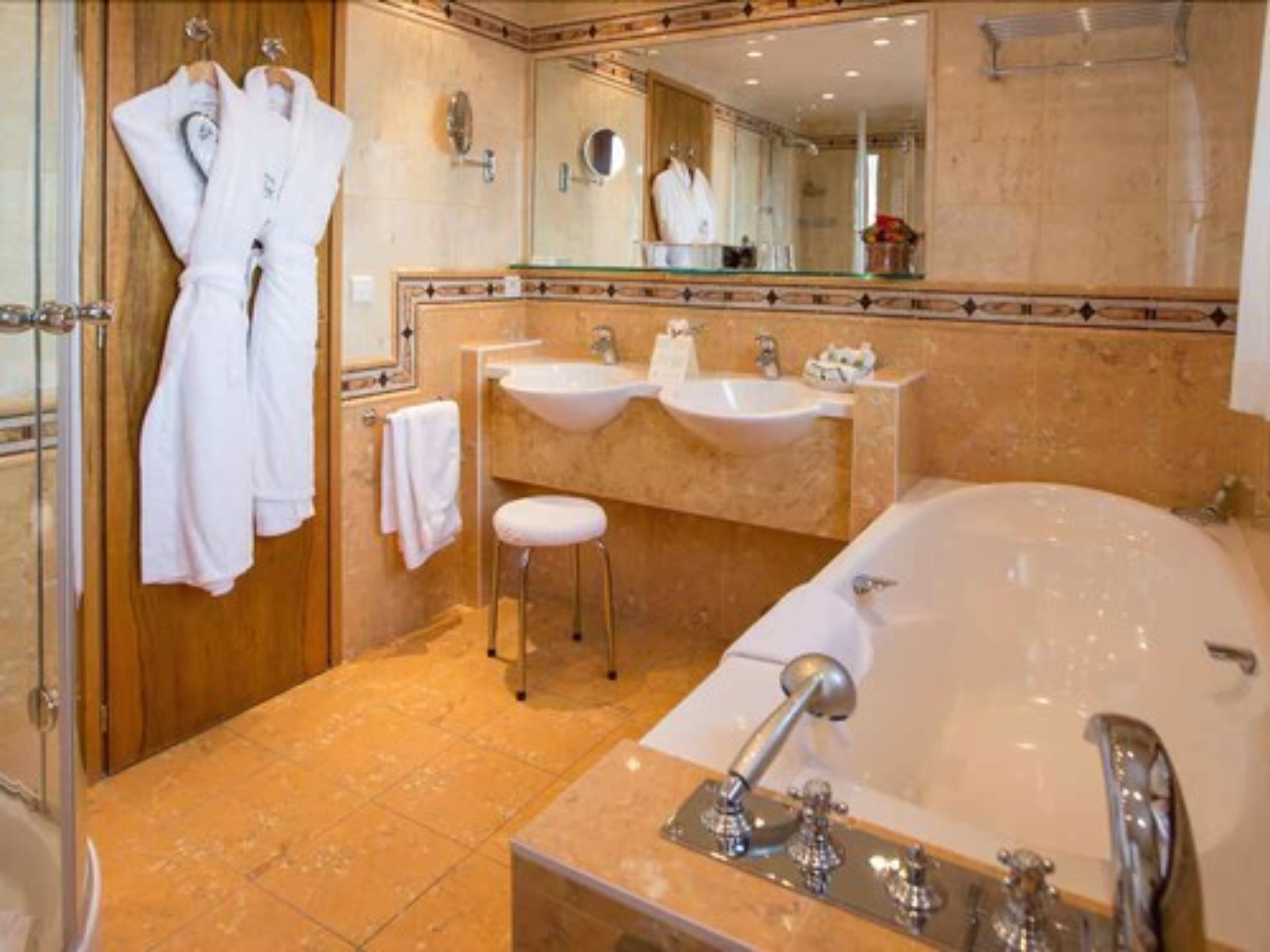 family room, valley view | bathroom | free toiletries, hair dryer, bathrobes, slippers