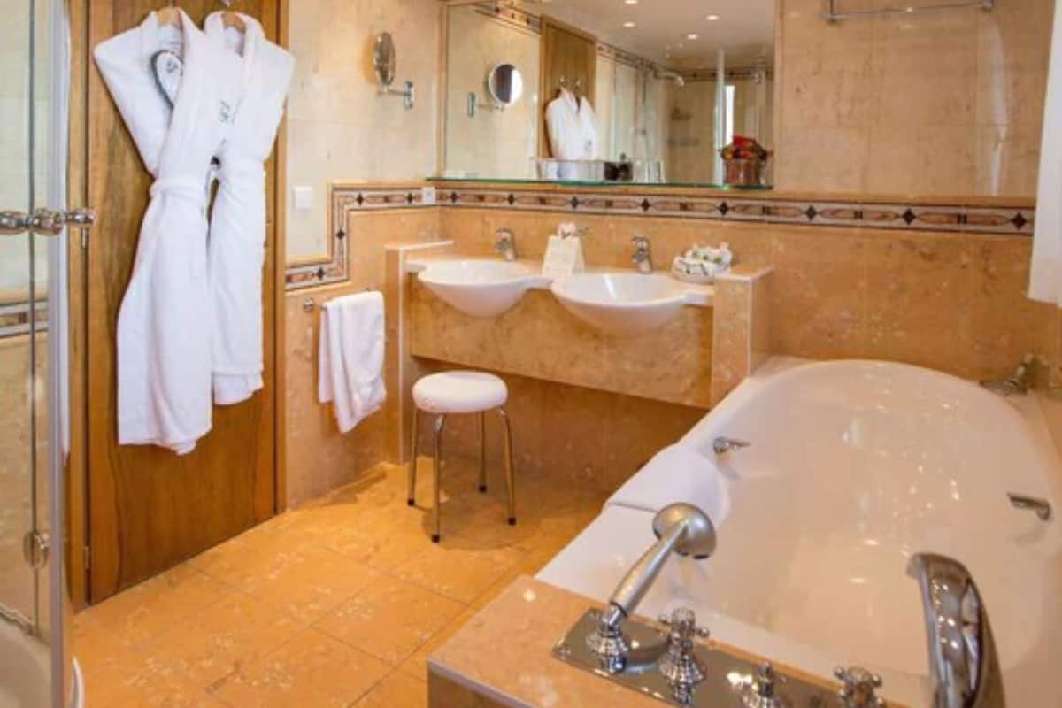 family room, valley view | bathroom | free toiletries, hair dryer, bathrobes, slippers