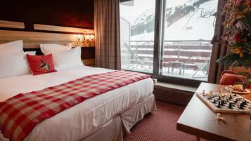 Double Room, 1 Double or 2 Twin Beds (Slopes view) | Hypo-allergenic bedding, in-room safe, individually decorated