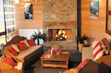 40-cm flat-screen TV with cable channels, TV. Résidence Lagrange Vacances Domaine des 100 Lacs