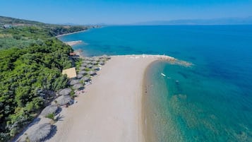 En privat strand, liggestole, parasoller