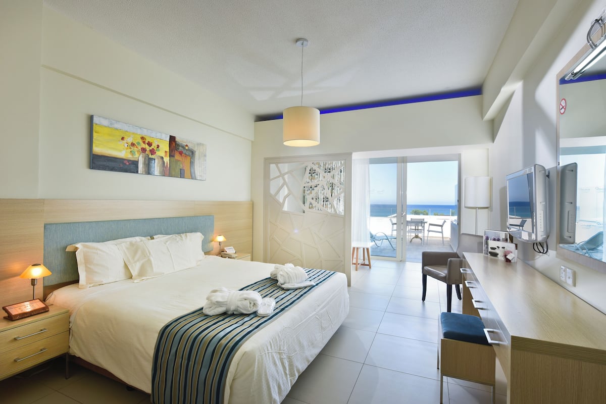 Suite, uitzicht op zee | 1 slaapkamer, luxe beddengoed, een kluis op de kamer, een bureau