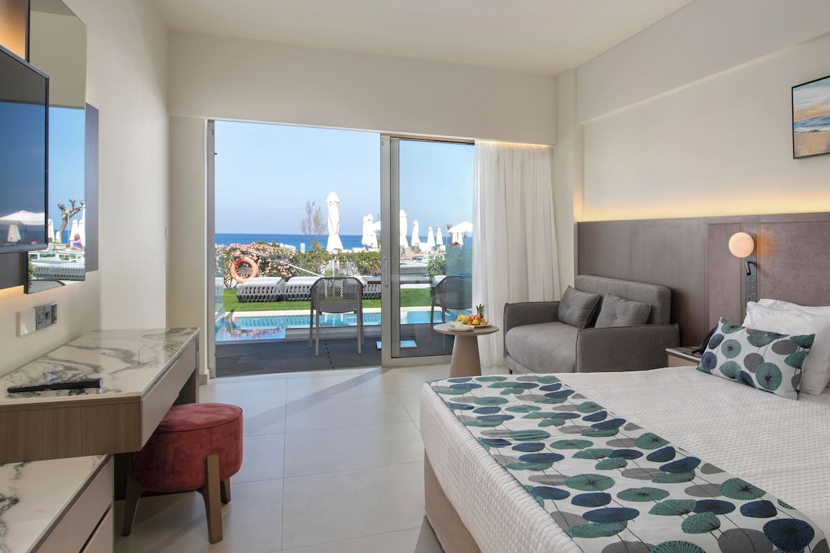Suite Junior, pemandangan laut (Private Pool and Jacuzzi) | Seprai premium, brankas, meja kerja, dan kedap suara