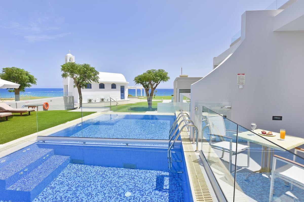 Suite Grand, pemandangan laut terbatas (Private Pool and Jacuzzi) | Seprai premium, brankas, meja kerja, dan kedap suara