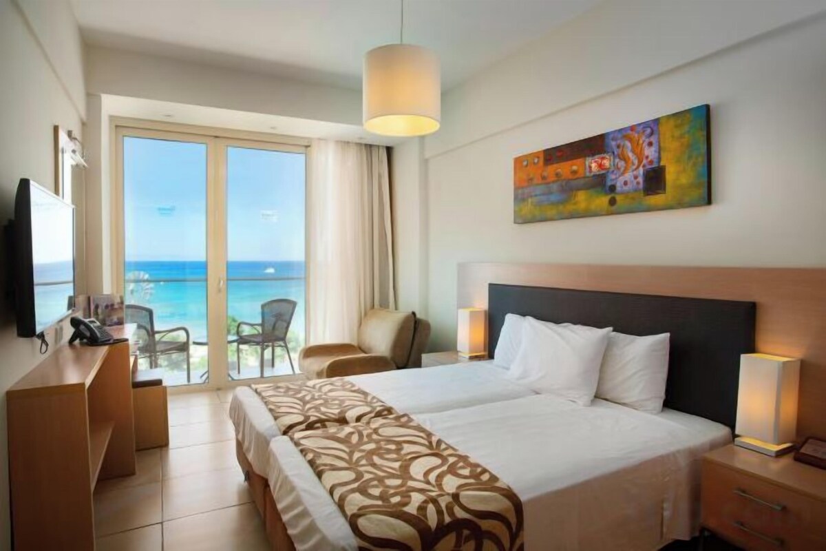 Premium bedding, in-room safe, desk, soundproofing