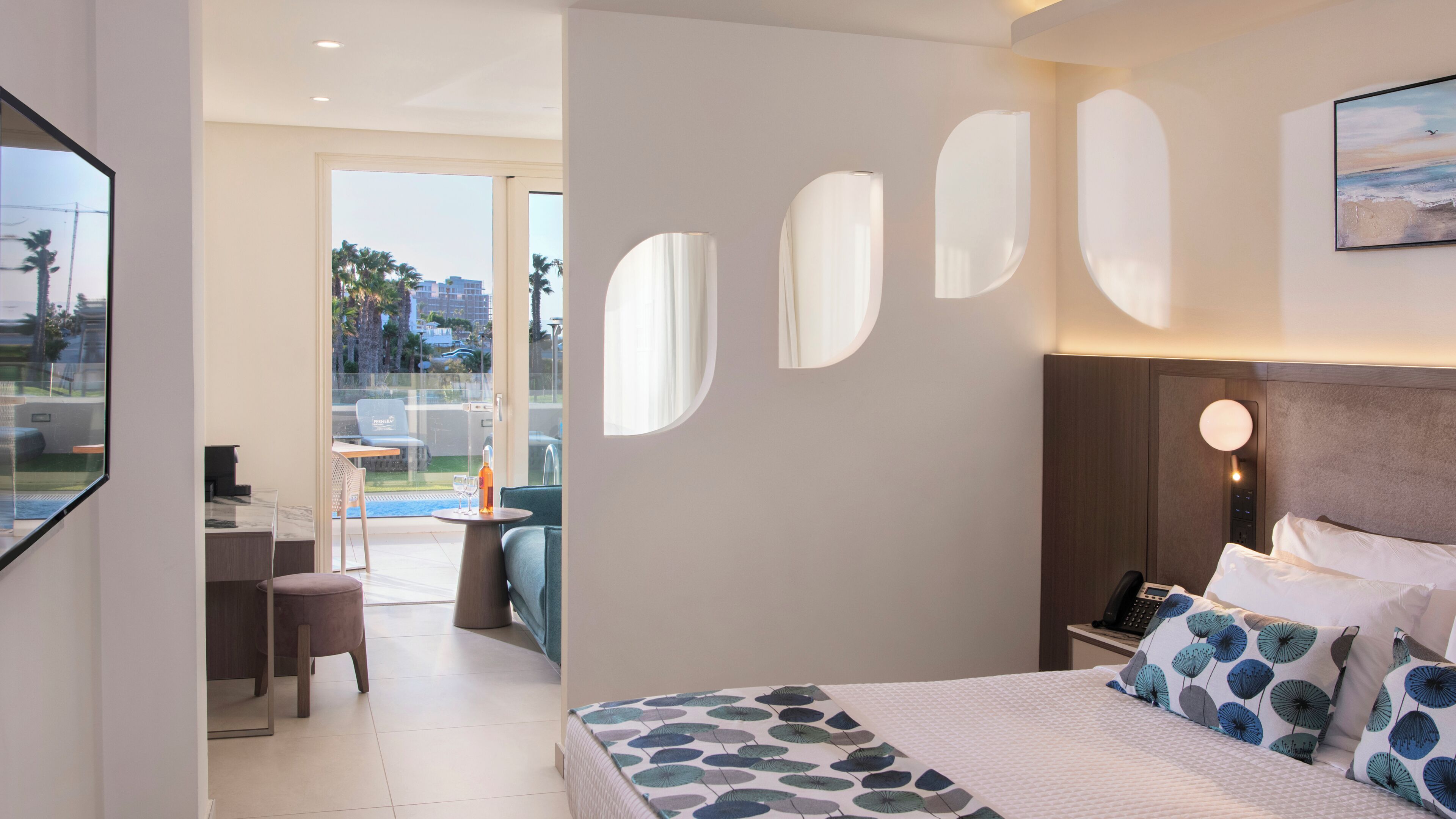 Side Sea View Swim up Pool Family Suite | Sängtillbehör av högsta kvalitet och värdeförvaringsskåp på rummet