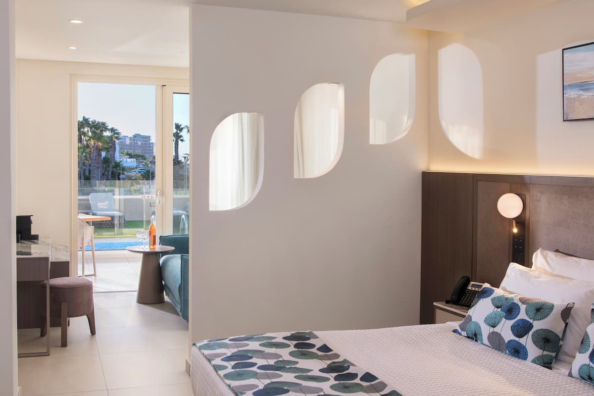 Side Sea View Swim up Pool Family Suite | Seprai premium, brankas, meja kerja, dan kedap suara