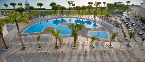 Piscine couverte, parasols de plage, chaises longues