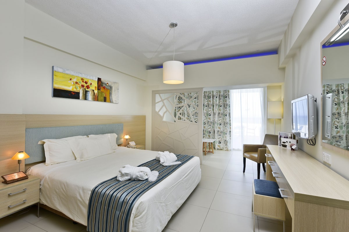 Inland View Suite | Seprai premium, brankas, meja kerja, dan kedap suara