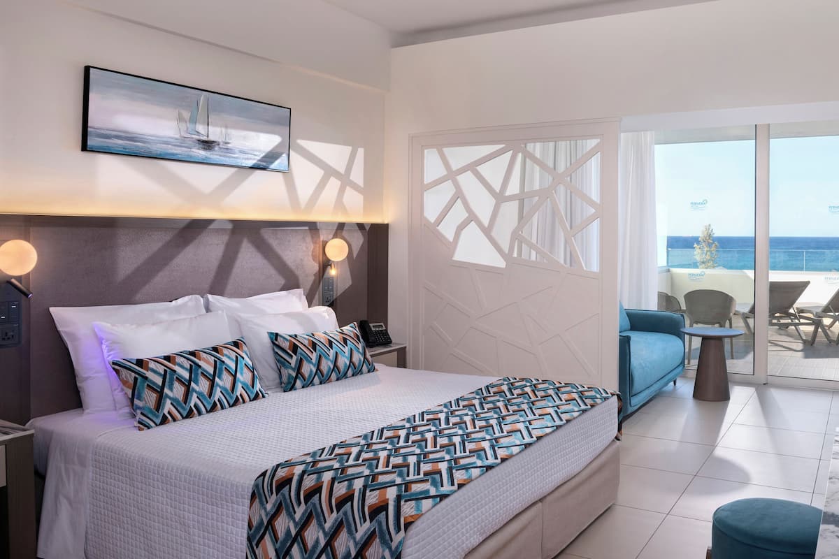 Suite, pemandangan laut | Seprai premium, brankas, meja kerja, dan kedap suara