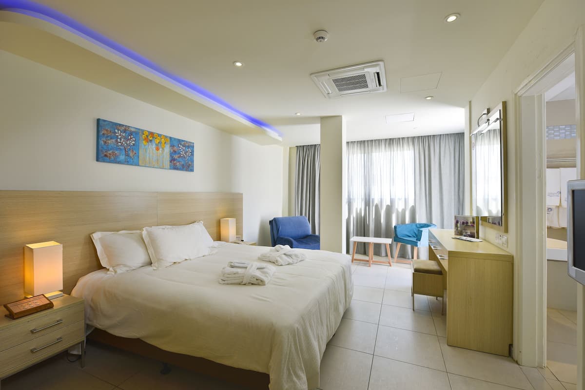 Inland View Swim up Pool Room | Seprai premium, brankas, meja kerja, dan kedap suara