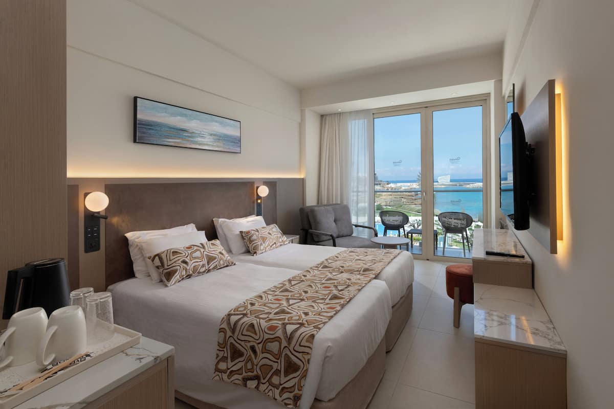 Kamar Double atau Twin, pemandangan laut terbatas | Seprai premium, brankas, meja kerja, dan kedap suara