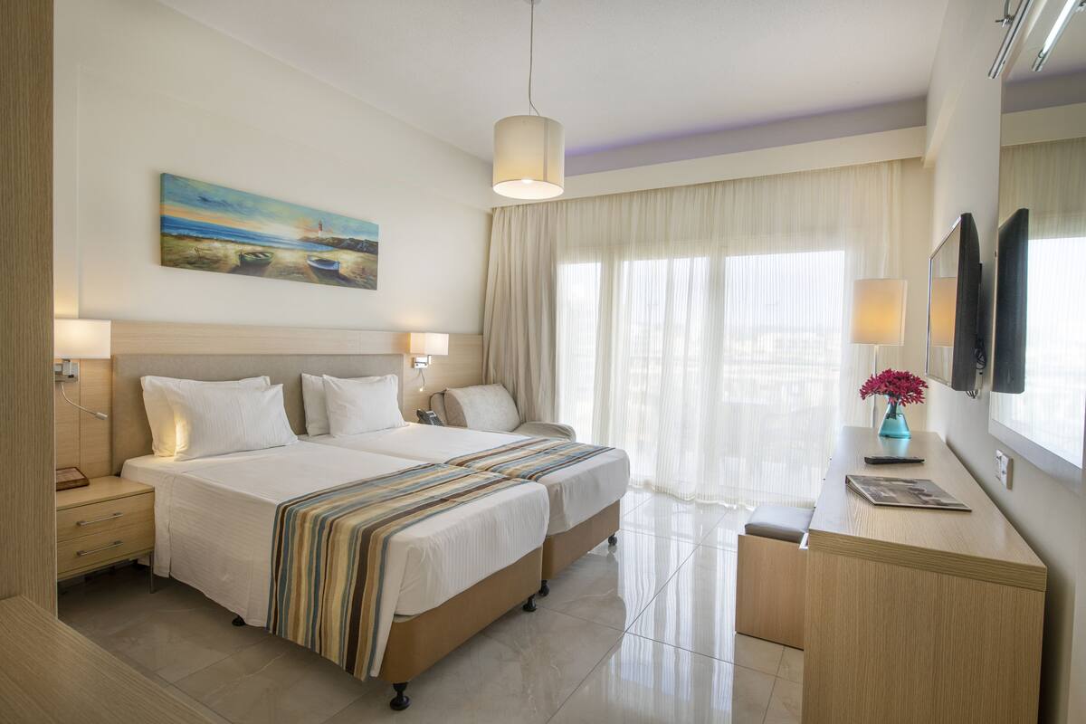 Inland View Superior Room | Seprai premium, brankas, meja kerja, dan kedap suara