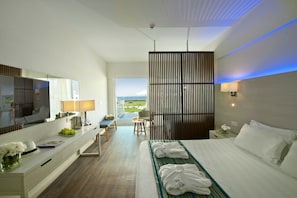 Suite – junior, sjøutsikt (Private Pool and Jacuzzi) | Sengetøy av topp kvalitet, safe på rommet, skrivebord og lydisolert