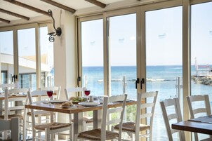 4 restaurants, international cuisine