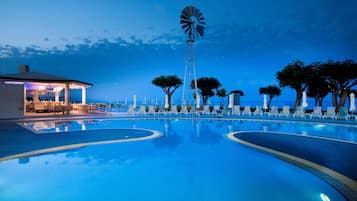 Innenpool, geöffnet von 07:00 Uhr bis 18:00 Uhr, Sonnenschirme