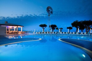 Inomhuspool, öppet 07.00 till 18.00, parasoller och solstolar