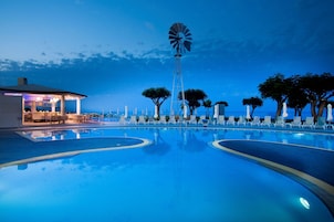 室内游泳池，07:00 至 18:00 开放，池畔遮阳伞，日光浴躺椅