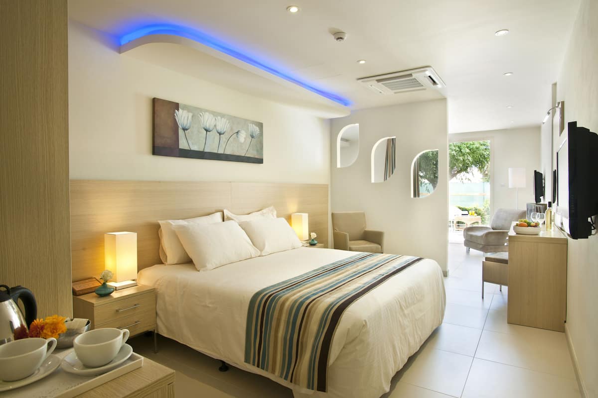 Side Sea View Swim up Pool Family Suite | 1 slaapkamer, luxe beddengoed, een kluis op de kamer, een bureau