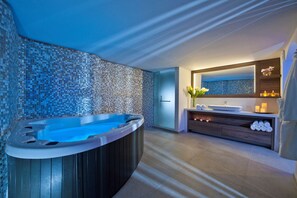 Parihoitohuone(ita), turkkilainen sauna, käsi- ja jalkahoitoja
