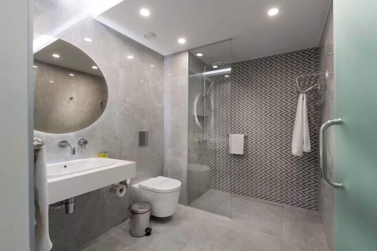 Shower, perlengkapan mandi gratis, pengering rambut, dan handuk